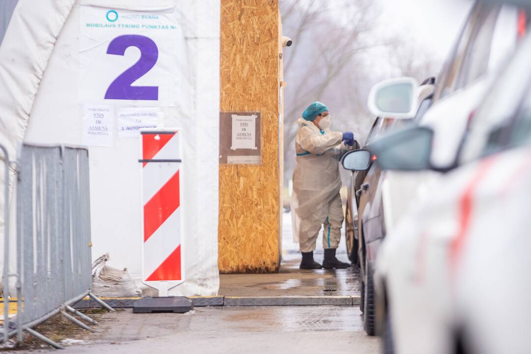 Prie COVID-19 mobilaus punkto – vėl milžiniškos eilės