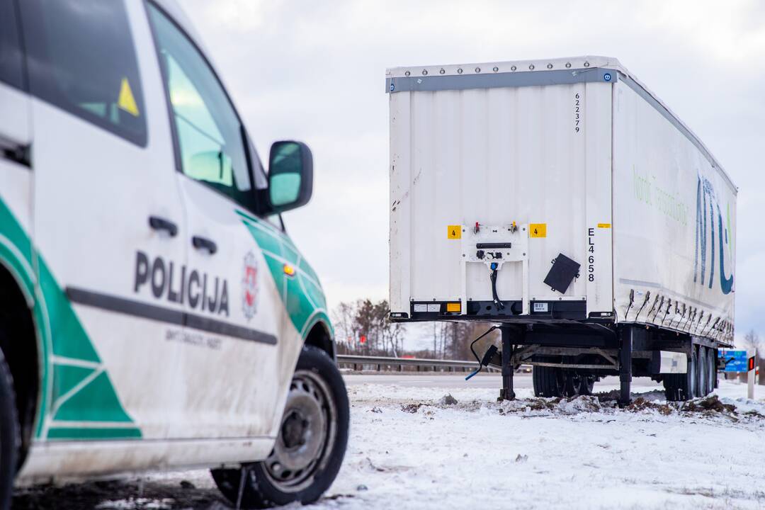 Kauno rajone į griovį nuslydo vilkikas