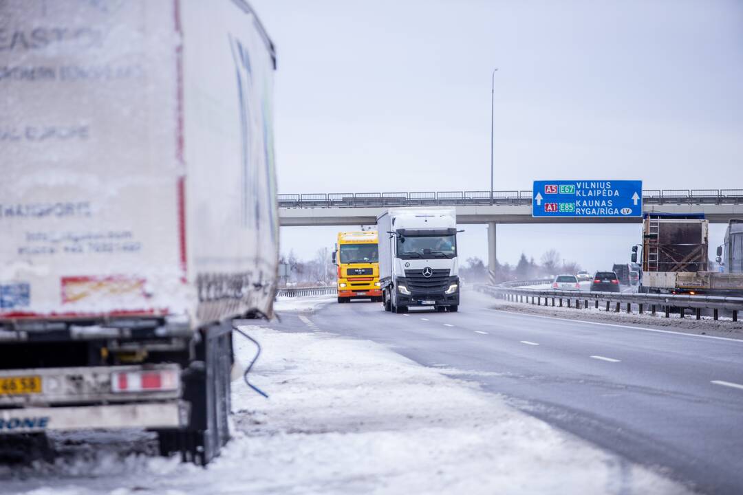 Kauno rajone į griovį nuslydo vilkikas