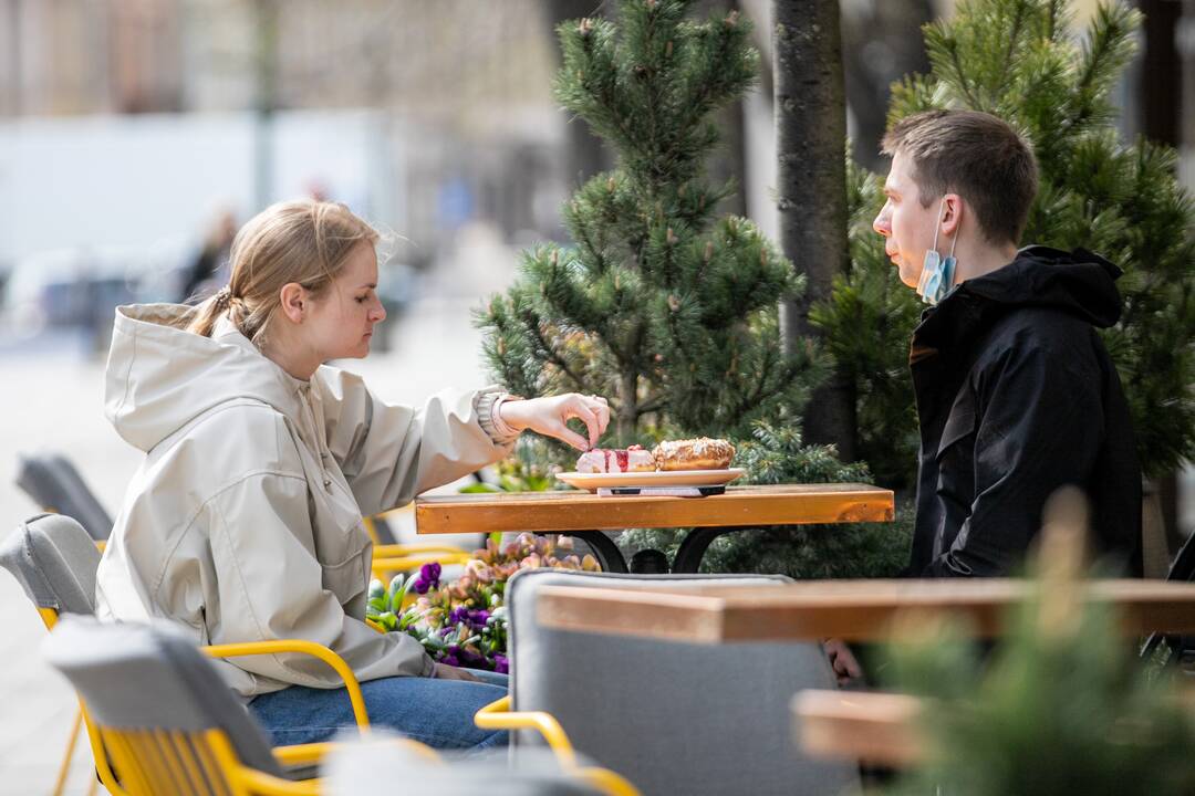 Barai ir restoranai po pusmečio pertraukos lauko erdvėse vėl gali priimti klientus.