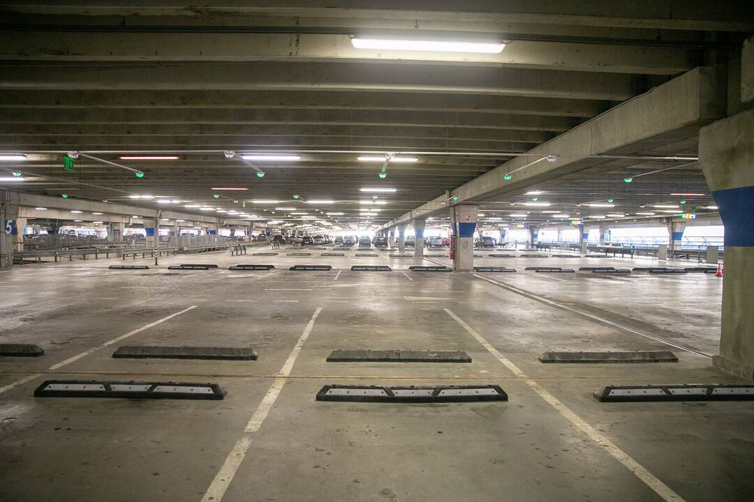 Prekybos centrai Kaune pradeda riboti automobilių srautus
