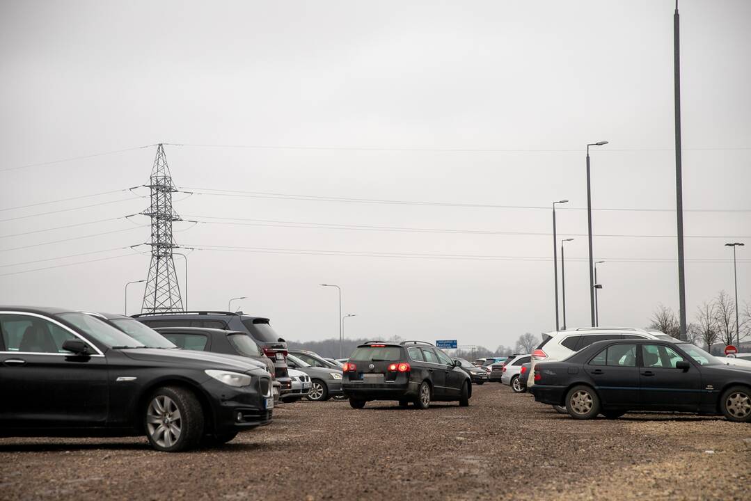 Didesnių spūsčių prie prekybos centrų savaitgalį nebuvo
