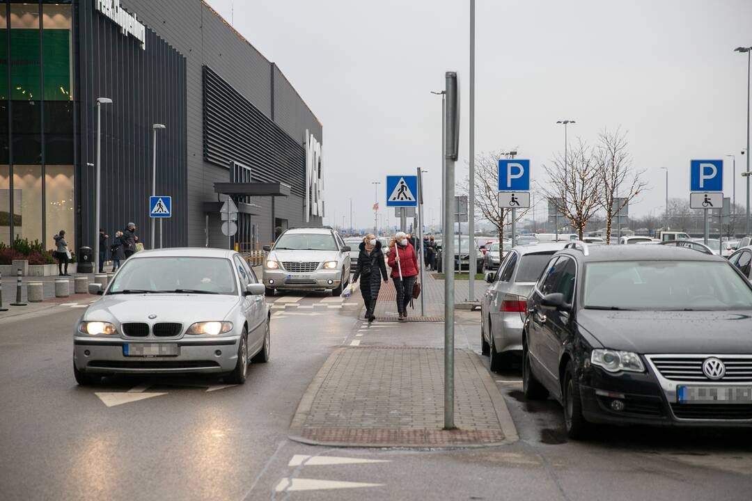 Didesnių spūsčių prie prekybos centrų savaitgalį nebuvo