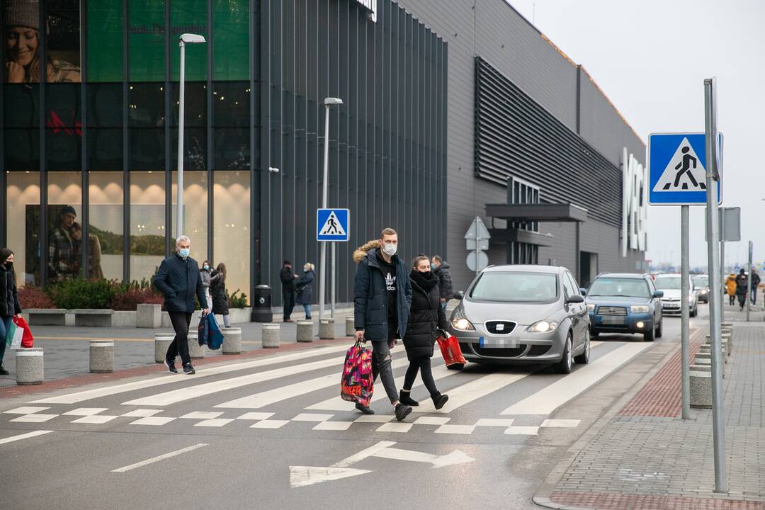 Didesnių spūsčių prie prekybos centrų savaitgalį nebuvo