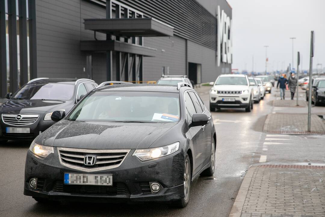 Didesnių spūsčių prie prekybos centrų savaitgalį nebuvo