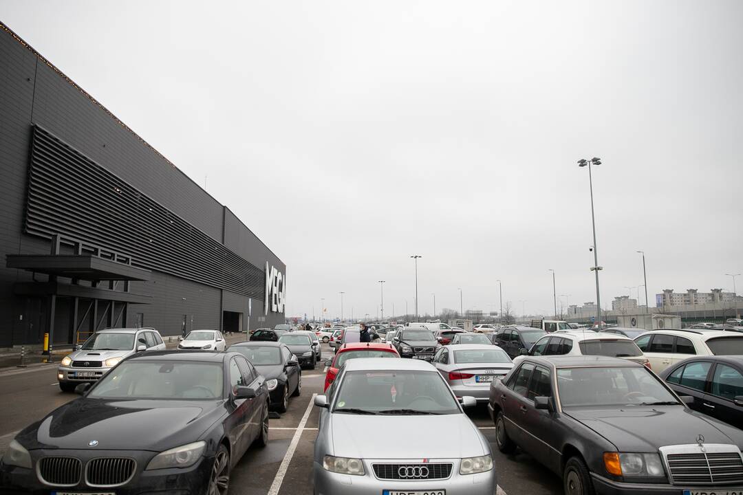 Didesnių spūsčių prie prekybos centrų savaitgalį nebuvo