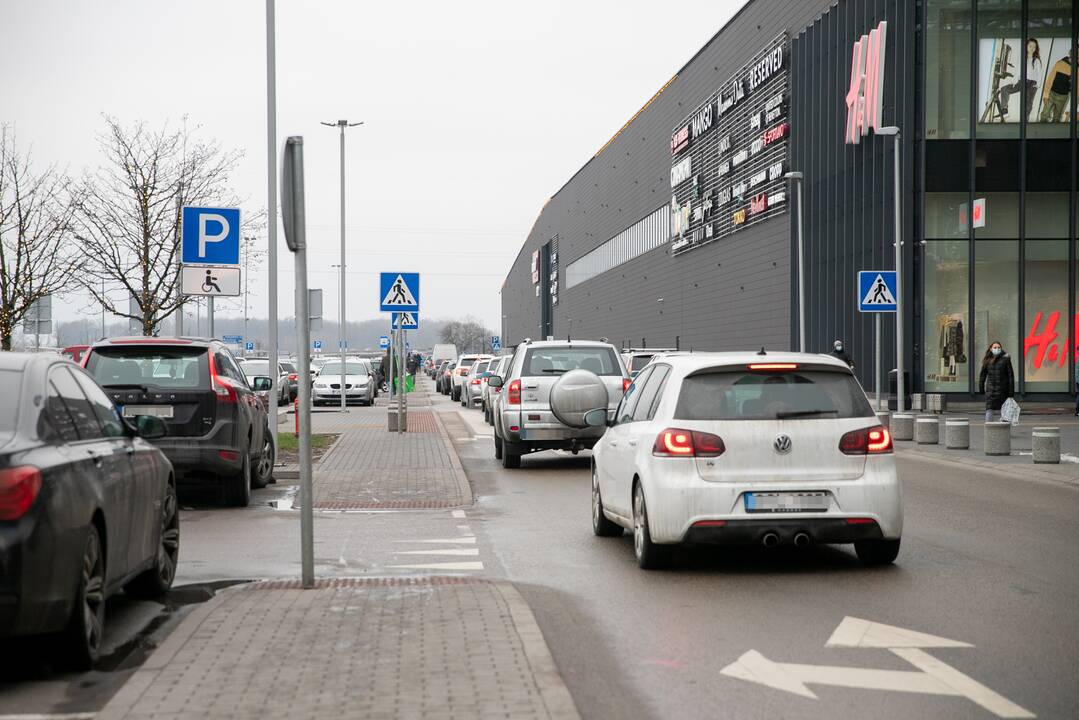 Didesnių spūsčių prie prekybos centrų savaitgalį nebuvo
