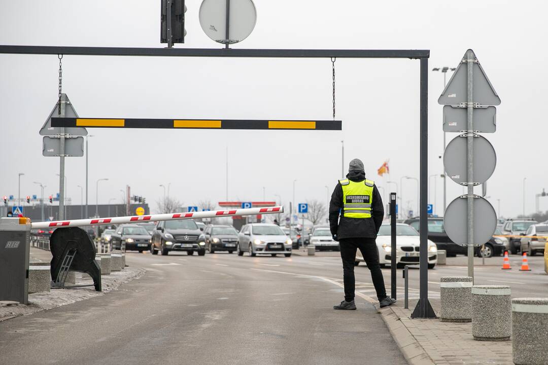 Didesnių spūsčių prie prekybos centrų savaitgalį nebuvo