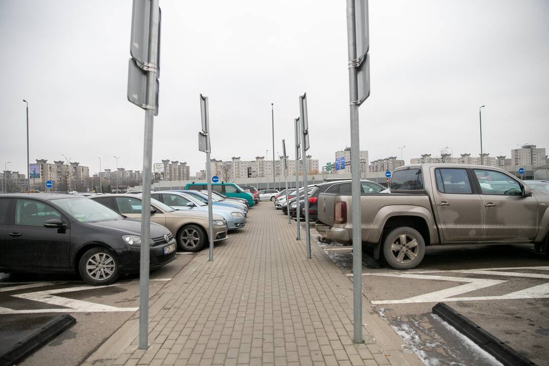 Didesnių spūsčių prie prekybos centrų savaitgalį nebuvo