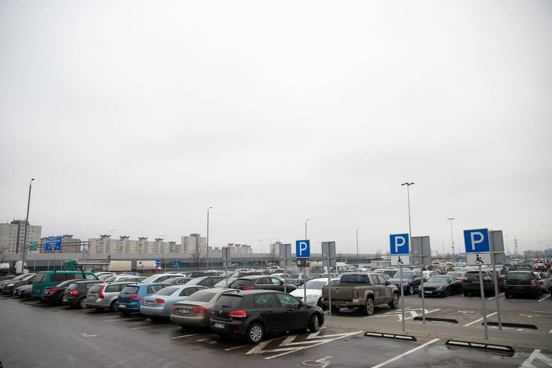Didesnių spūsčių prie prekybos centrų savaitgalį nebuvo