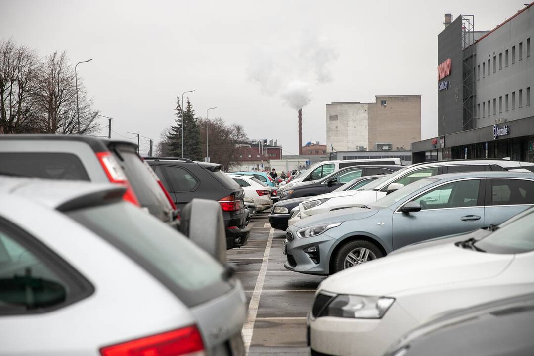 Didesnių spūsčių prie prekybos centrų savaitgalį nebuvo