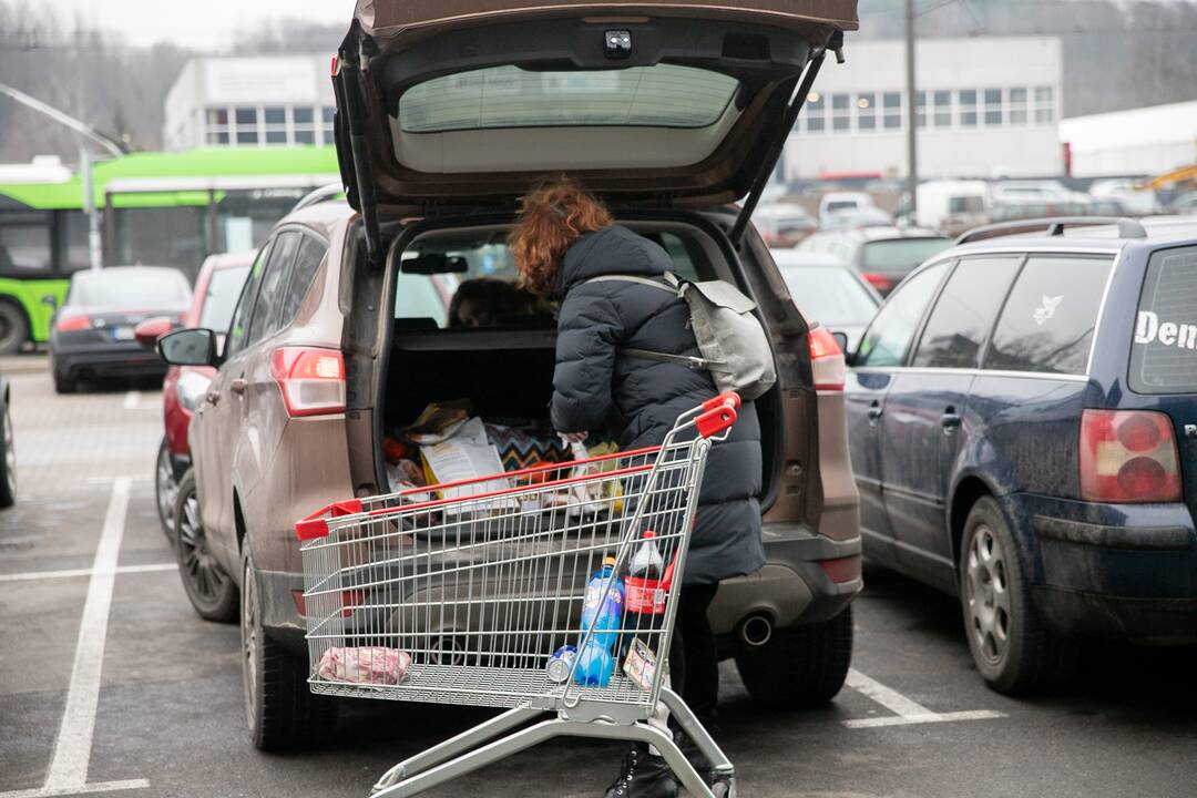 Didesnių spūsčių prie prekybos centrų savaitgalį nebuvo