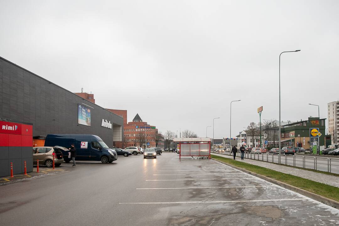 Didesnių spūsčių prie prekybos centrų savaitgalį nebuvo
