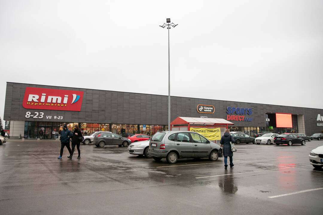 Didesnių spūsčių prie prekybos centrų savaitgalį nebuvo