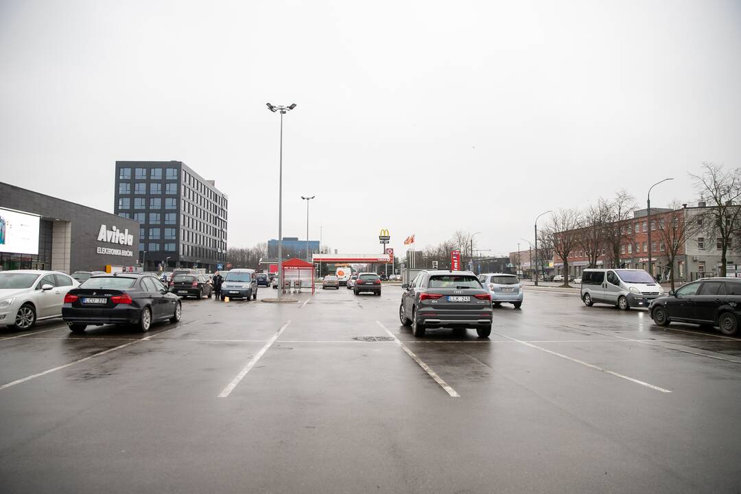 Didesnių spūsčių prie prekybos centrų savaitgalį nebuvo