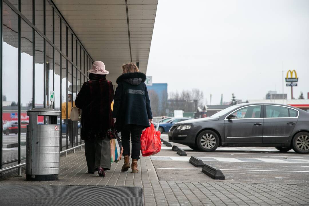 Didesnių spūsčių prie prekybos centrų savaitgalį nebuvo