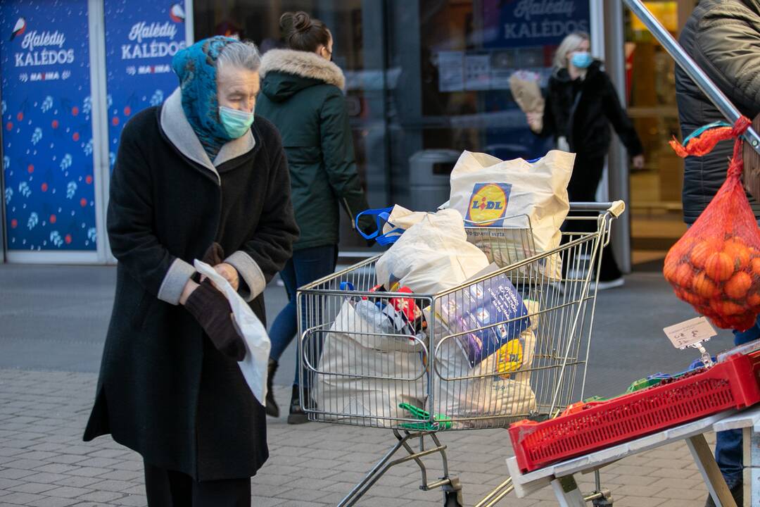 Didesnių spūsčių prie prekybos centrų savaitgalį nebuvo