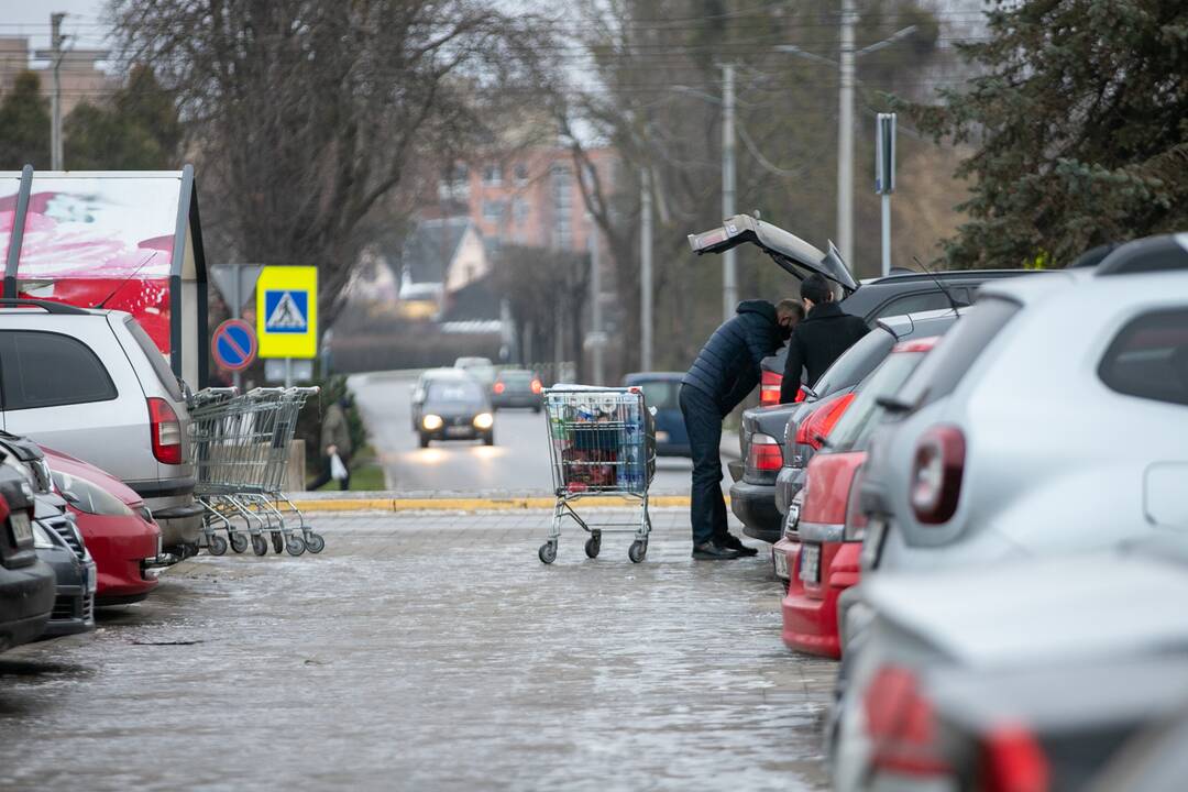Didesnių spūsčių prie prekybos centrų savaitgalį nebuvo