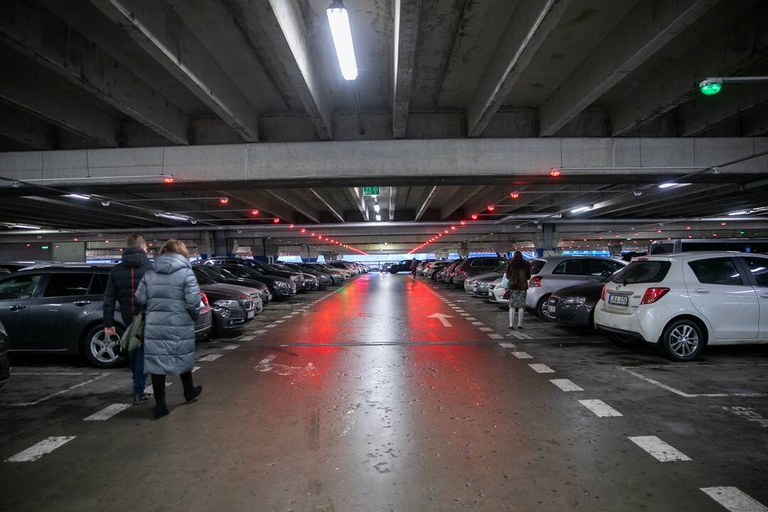 Didesnių spūsčių prie prekybos centrų savaitgalį nebuvo