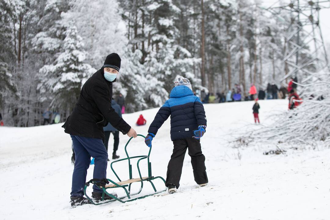 Su rogėmis ir čiuožynėmis kauniečiai šturmavo parkus ir miškus