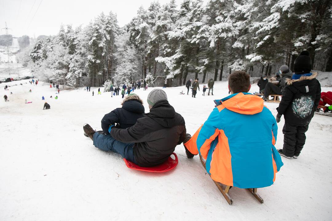 Su rogėmis ir čiuožynėmis kauniečiai šturmavo parkus ir miškus