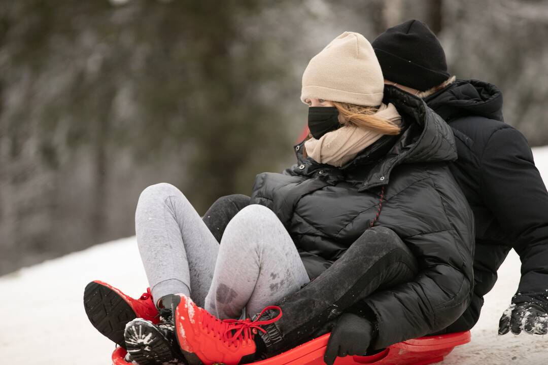 Su rogėmis ir čiuožynėmis kauniečiai šturmavo parkus ir miškus