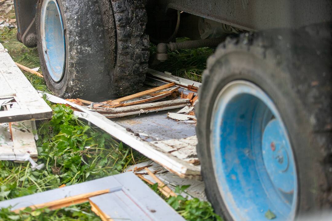 Paveldo namas Žaliakalnyje vėl nelegaliai griaunamas
