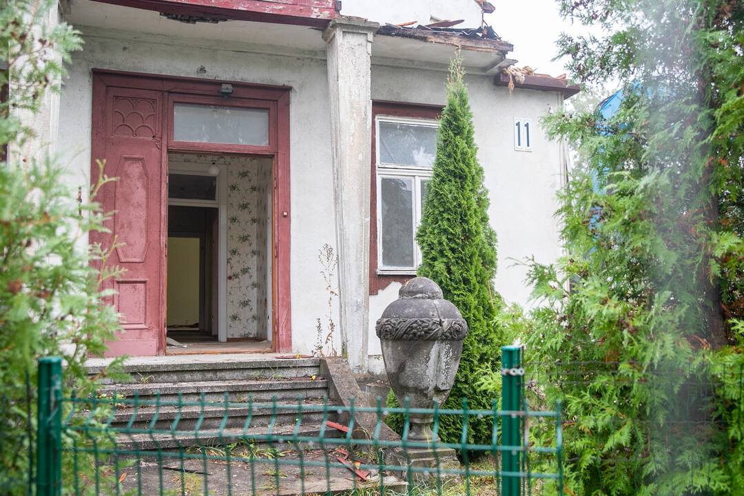 Paveldo namas Žaliakalnyje vėl nelegaliai griaunamas