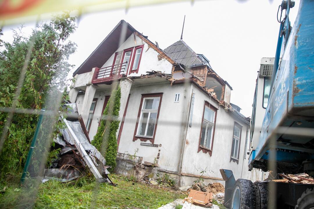 Paveldo namas Žaliakalnyje vėl nelegaliai griaunamas