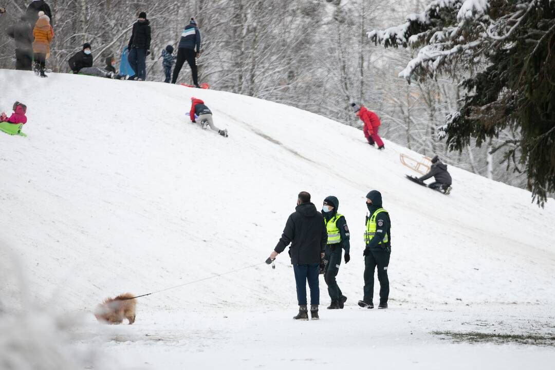 Su rogėmis ir čiuožynėmis kauniečiai šturmavo parkus ir miškus