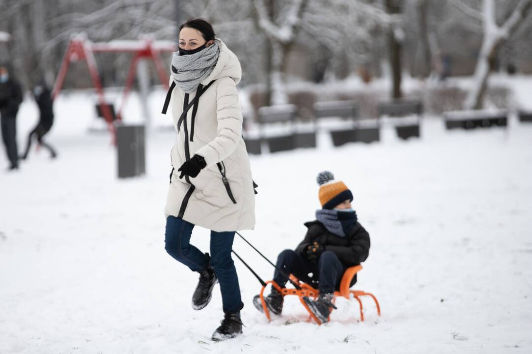 Su rogėmis ir čiuožynėmis kauniečiai šturmavo parkus ir miškus