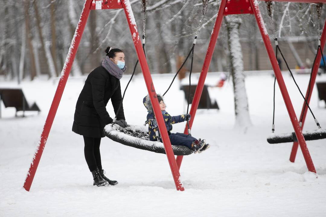 Su rogėmis ir čiuožynėmis kauniečiai šturmavo parkus ir miškus