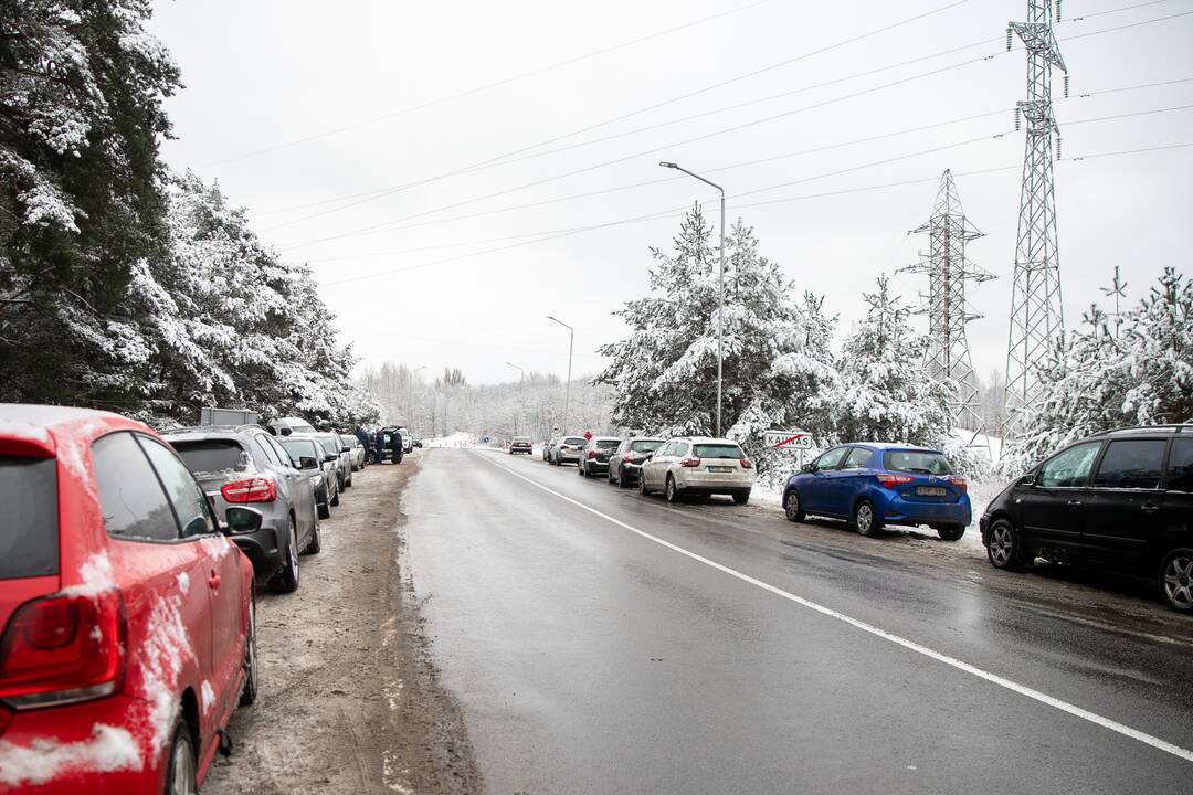 Policijos įspėjimų neišgirdo: kauniečiai ir vėl pabiro po parkus ir miškus