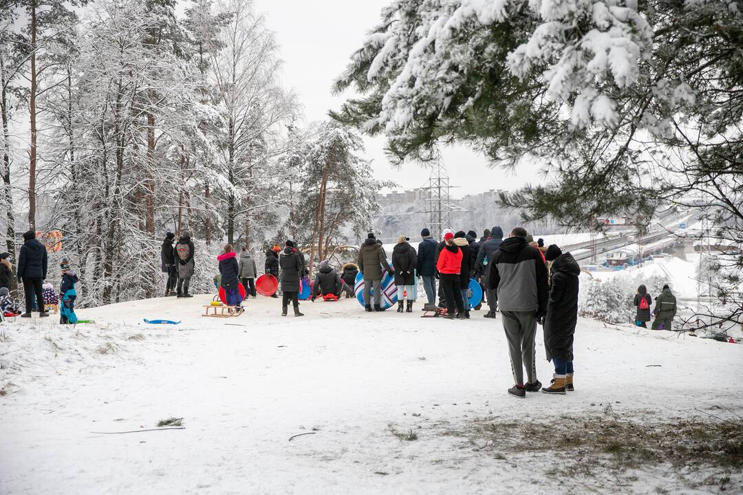 Policijos įspėjimų neišgirdo: kauniečiai ir vėl pabiro po parkus ir miškus