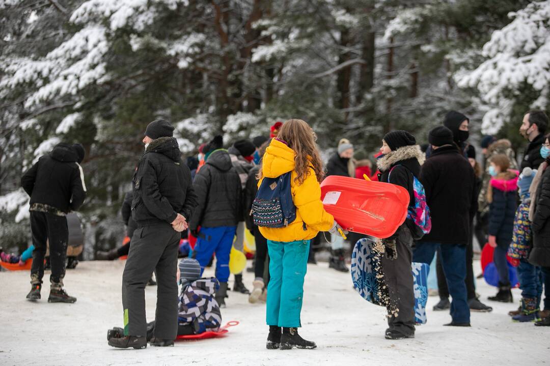 Policijos įspėjimų neišgirdo: kauniečiai ir vėl pabiro po parkus ir miškus