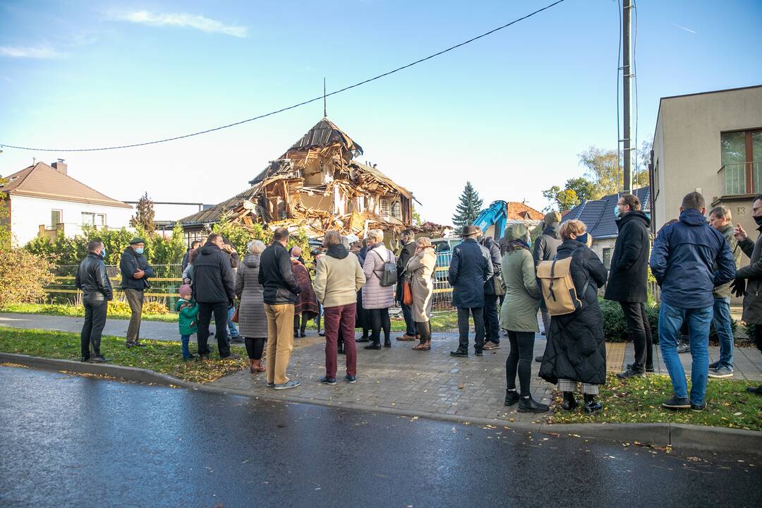 Žmonės susirinko pasirašyti peticiją dėl griaunamo Perkūno alėjos namo