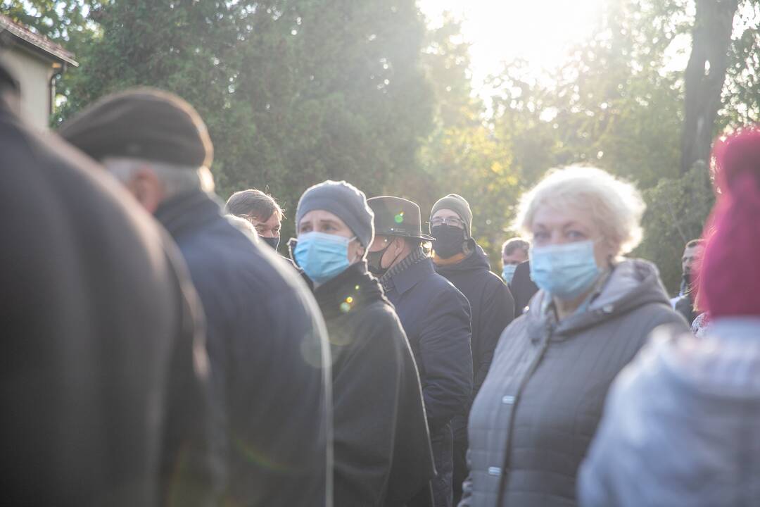 Žmonės susirinko pasirašyti peticiją dėl griaunamo Perkūno alėjos namo