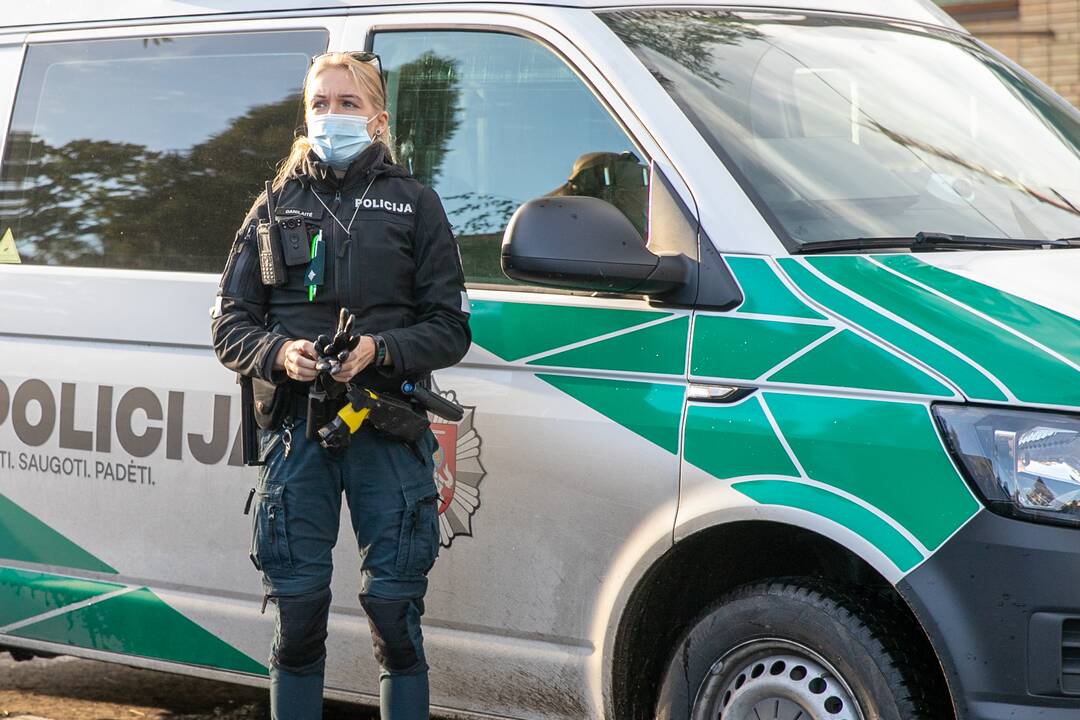 Žmonės susirinko pasirašyti peticiją dėl griaunamo Perkūno alėjos namo