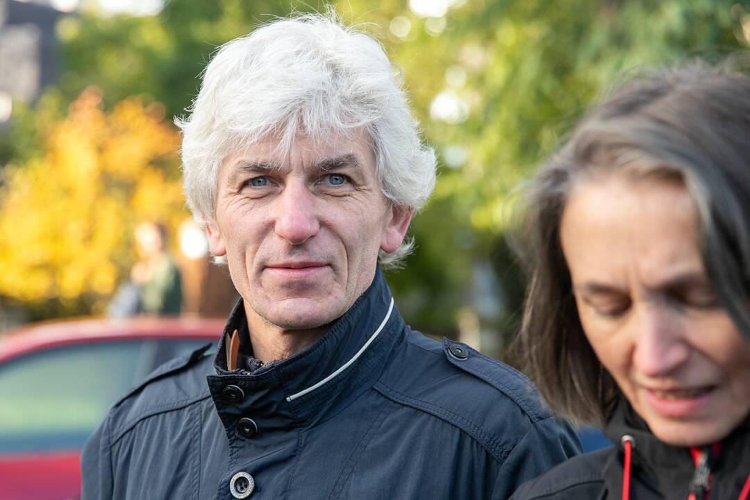 Žmonės susirinko pasirašyti peticiją dėl griaunamo Perkūno alėjos namo