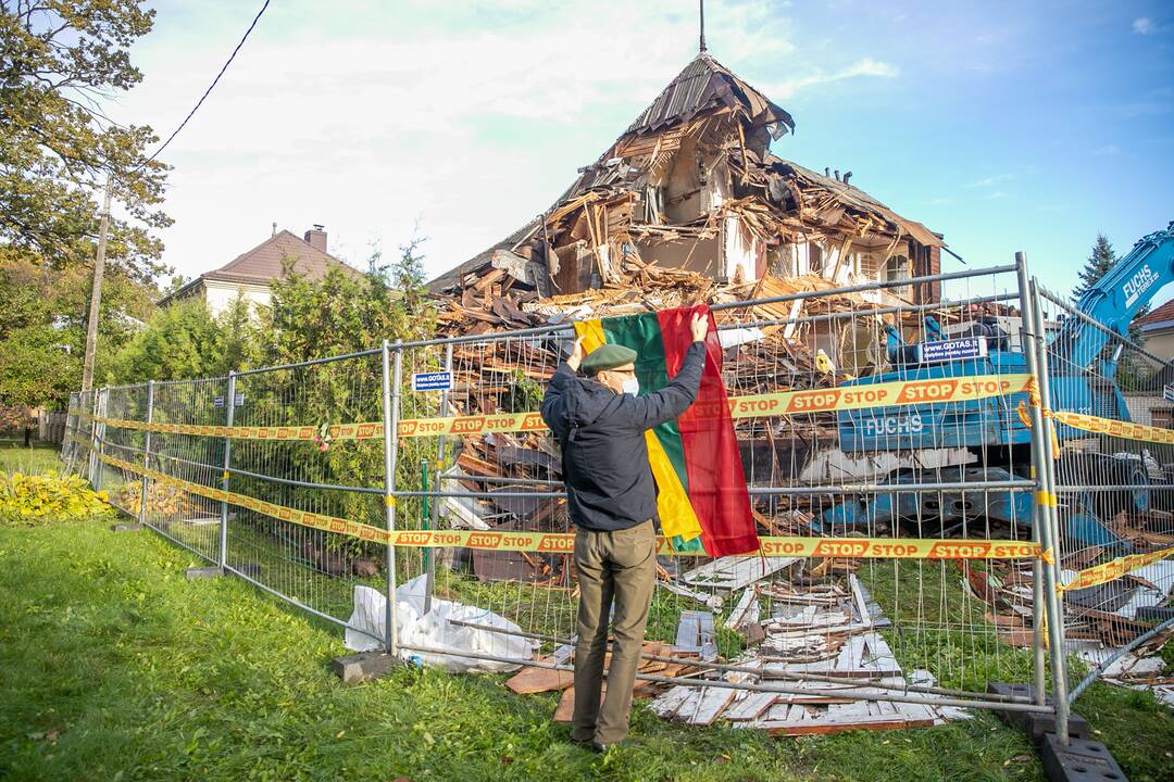 Žmonės susirinko pasirašyti peticiją dėl griaunamo Perkūno alėjos namo