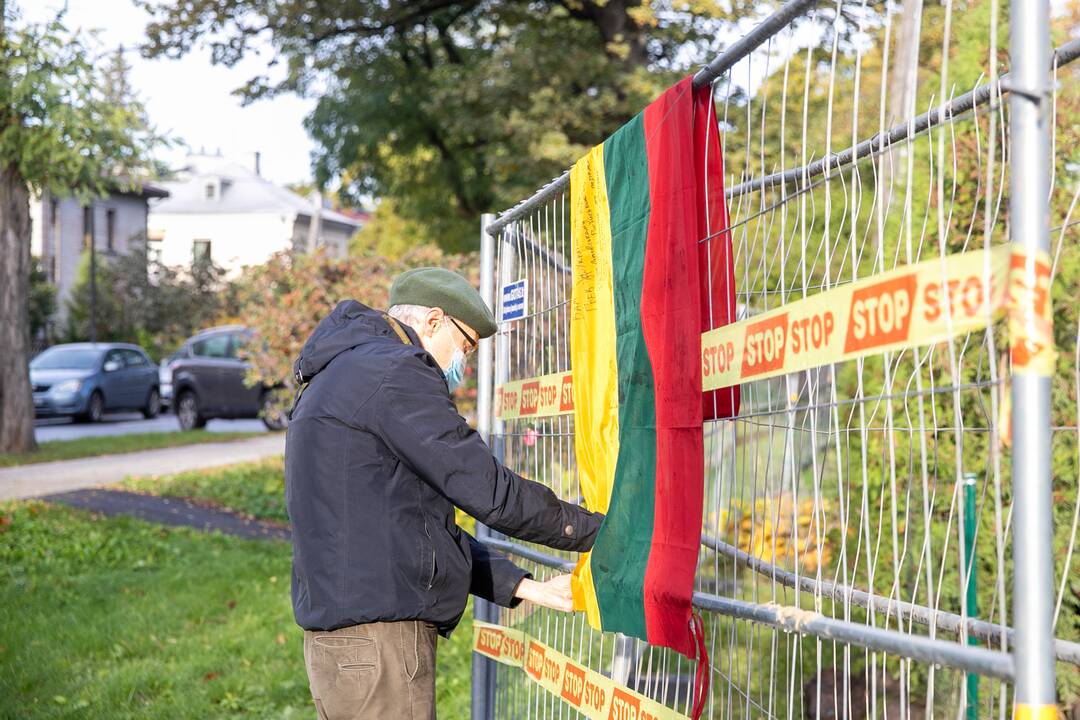 Žmonės susirinko pasirašyti peticiją dėl griaunamo Perkūno alėjos namo