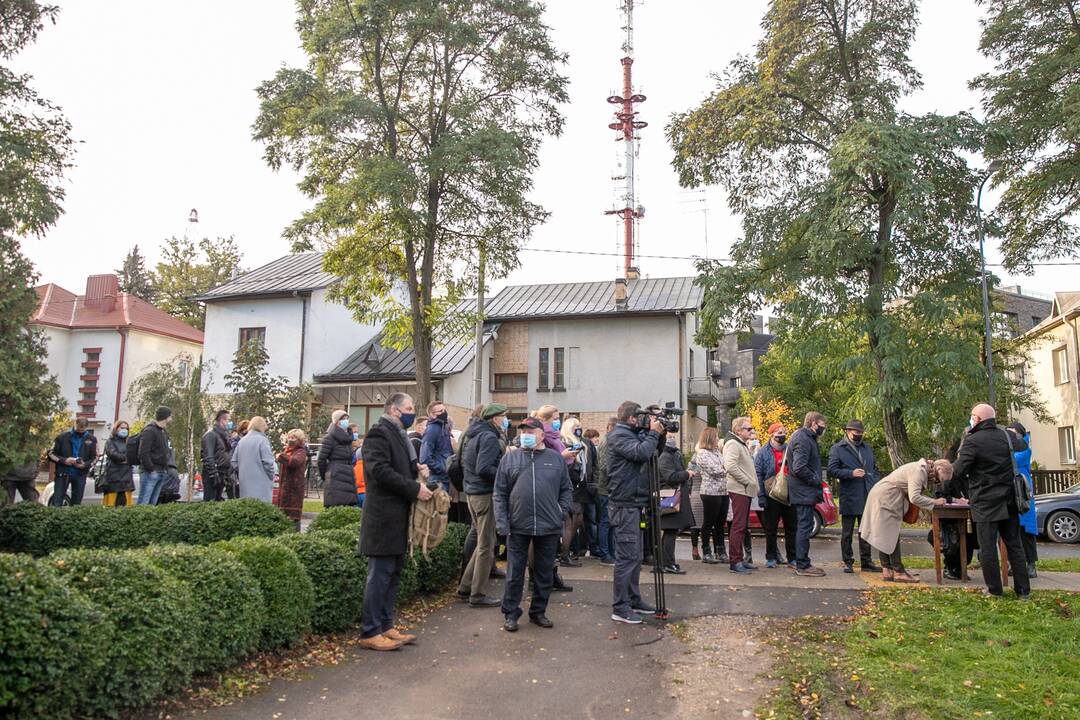 Žmonės susirinko pasirašyti peticiją dėl griaunamo Perkūno alėjos namo