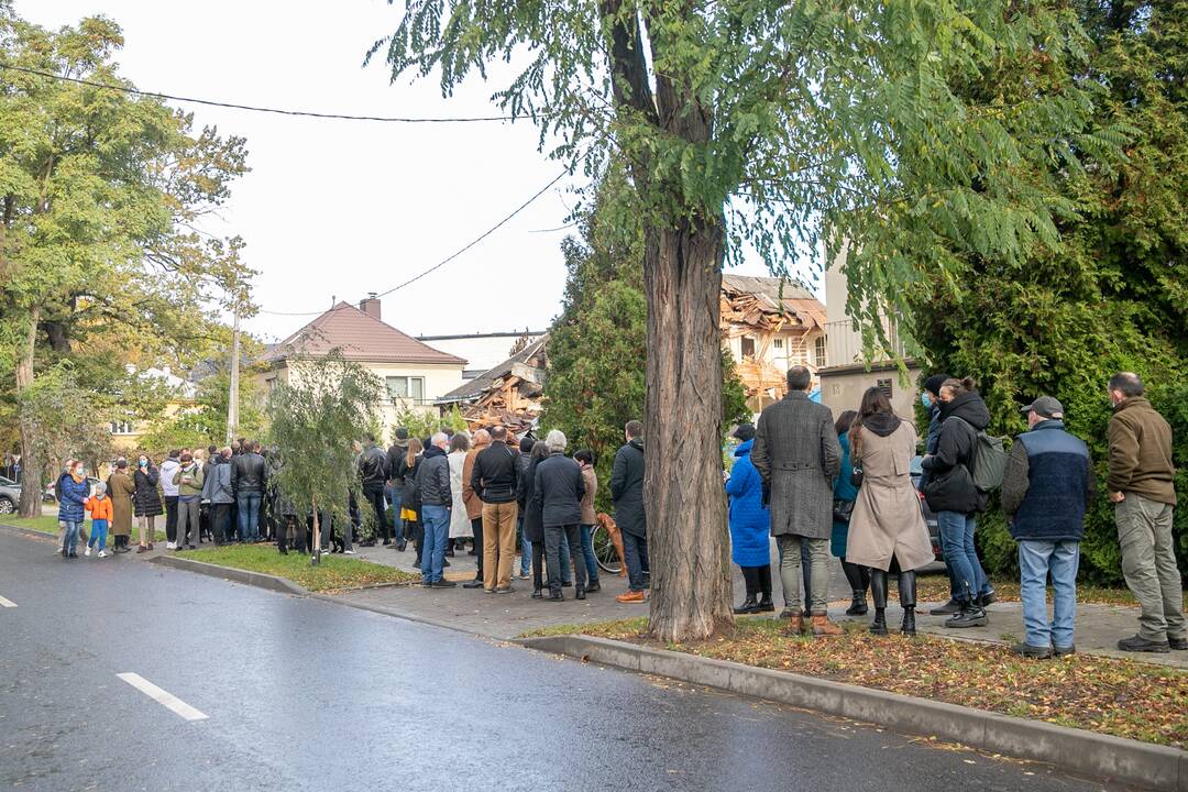 Žmonės susirinko pasirašyti peticiją dėl griaunamo Perkūno alėjos namo