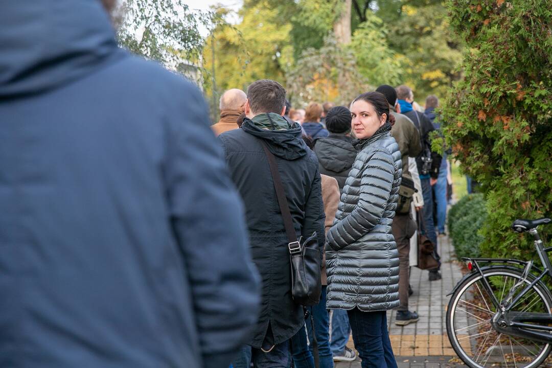 Žmonės susirinko pasirašyti peticiją dėl griaunamo Perkūno alėjos namo