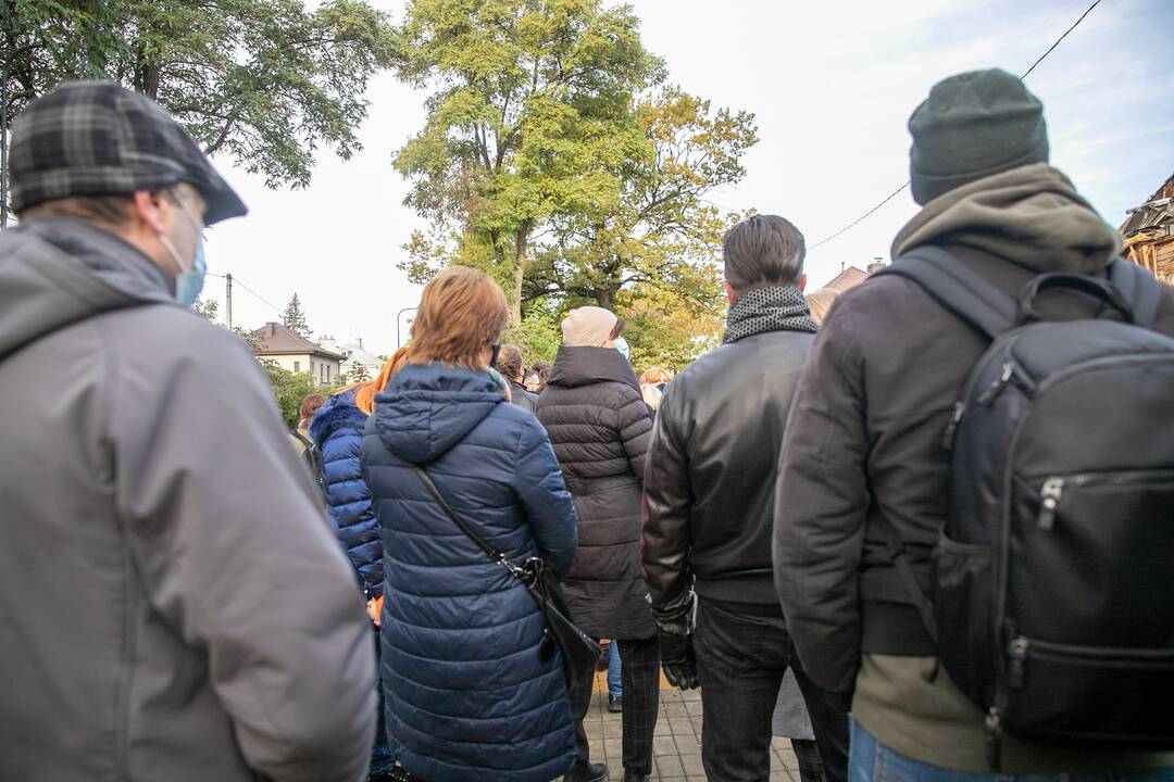 Žmonės susirinko pasirašyti peticiją dėl griaunamo Perkūno alėjos namo