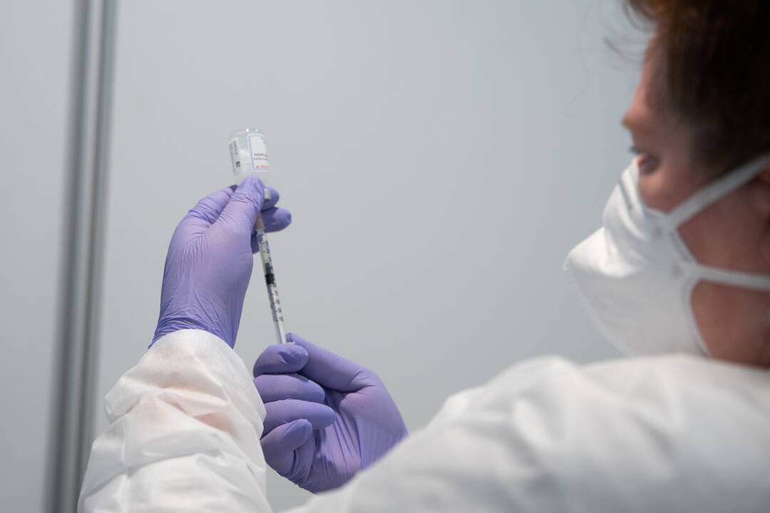 Prezidentūra ragina spartinti vakcinavimą: mato rizikų dėl vakcinų kaupimosi sandėliuose