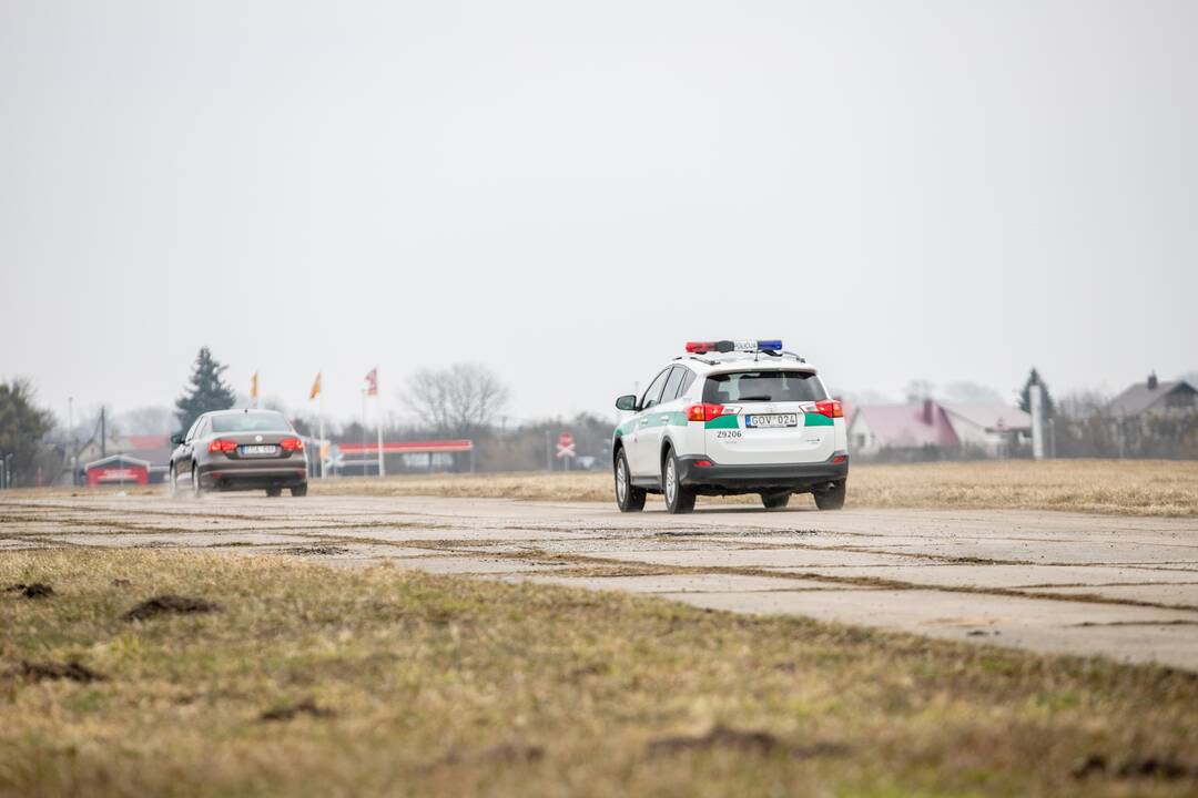 Lietuvos policijos mokyklos kursantų pratybos Aleksoto aerodrome