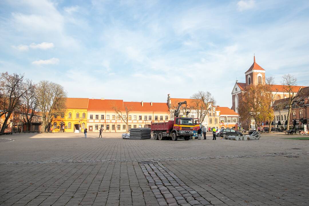 Kalėdinės eglutės įrengimas Rotušės aikštėje