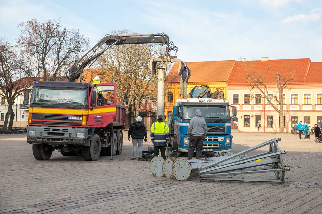 Kalėdinės eglutės įrengimas Rotušės aikštėje