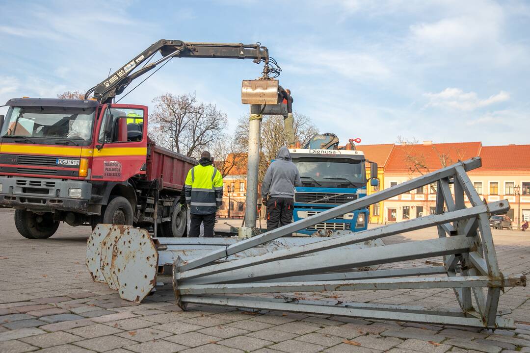 Kalėdinės eglutės įrengimas Rotušės aikštėje